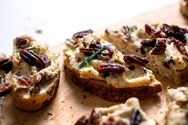 Cream cheese sandwiches with dates, pecans and rosemary