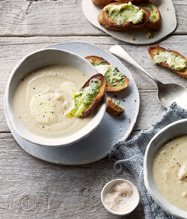 Cream of cauliflower soup with garlic toast