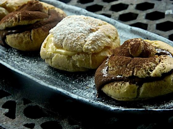 Cream puffs with sweetened ricotta filling (Bigné alla crema di ricotta)