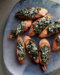 Creamed kale toasts