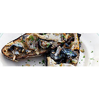 Creamed mushrooms on toast