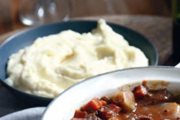 Creamed potato with garlic and cheese (Aligot)