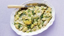 Creamed potatoes and spring onions