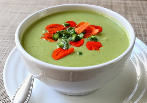 Creamy asparagus & cauliflower soup