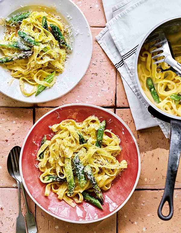 Creamy asparagus pasta