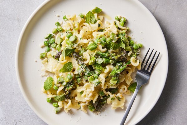 Creamy asparagus pasta with peas and mint