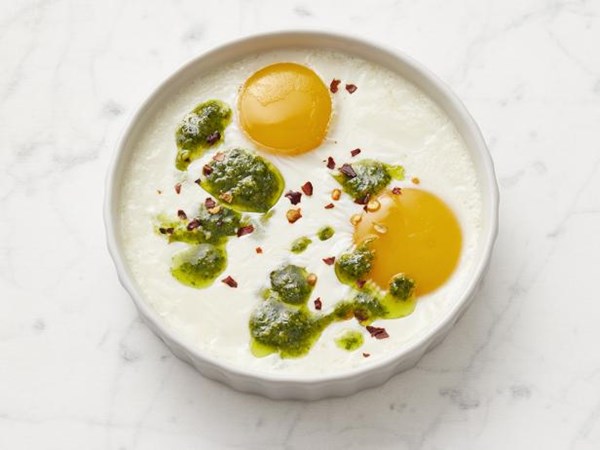 Creamy baked eggs with pesto 