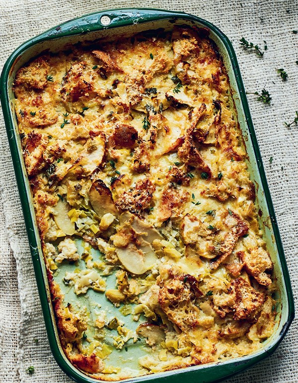 Creamy baked leeks with apple, thyme and goat's cheese