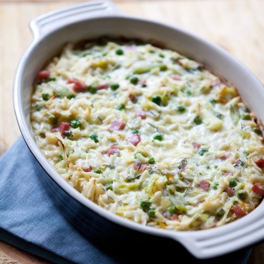 Creamy baked orzo with ham, peas and leeks