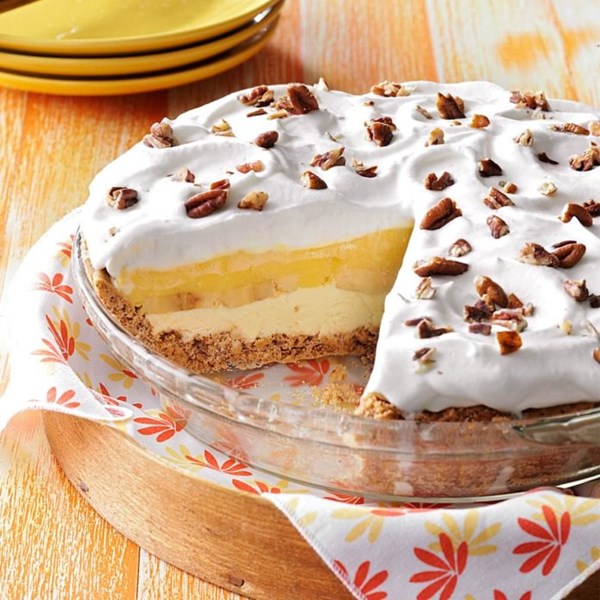 Creamy banana pecan pie