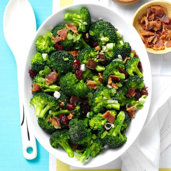 Creamy broccoli salad