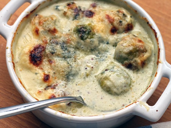 Creamy Brussels sprouts gratin with blue cheese