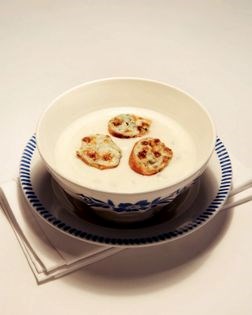 Creamy cauliflower soup with Stilton