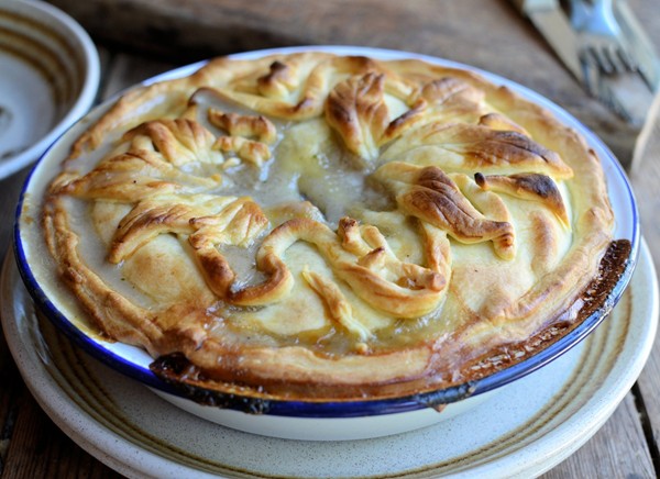 Creamy chicken and mushroom pie