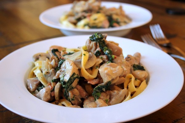 Creamy chicken fettuccine with bacon & mushrooms
