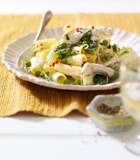 Creamy chicken, pea, leek and spinach pasta