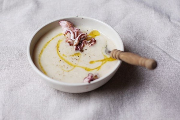Creamy chickpea soup with seared calamari (Vellutata di ceci con calamari)