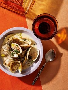 Creamy clams with leeks and herbs