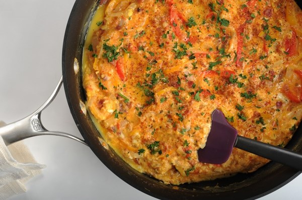 Creamy eggs with tomatoes and peppers, Basque-style