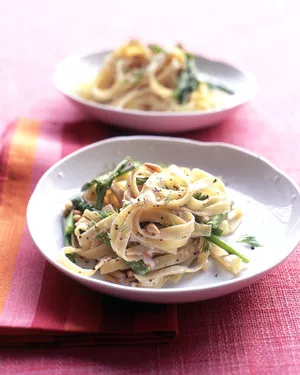 Creamy fettuccine with asparagus