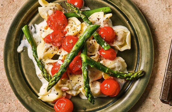 Creamy garlic cappelletti with asparagus & tomatoes