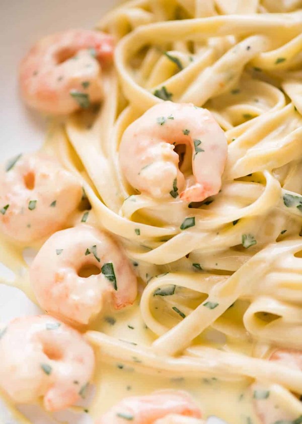 Creamy garlic prawn pasta
