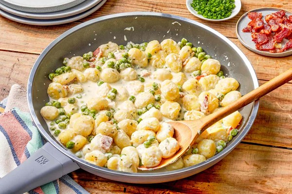 Creamy gnocchi with bacon and peas