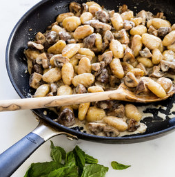 Creamy gnocchi with mushrooms