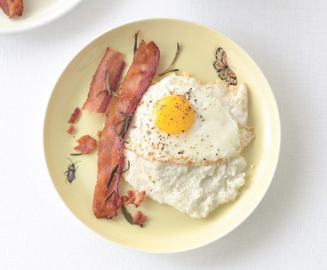 Creamy grits with rosemary bacon