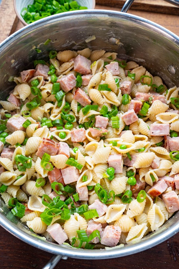 Creamy ham and pea pasta