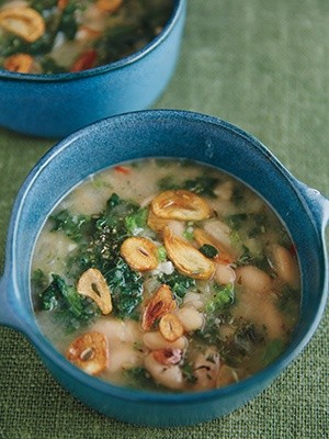 Creamy kale-cannellini soup with garlic chips