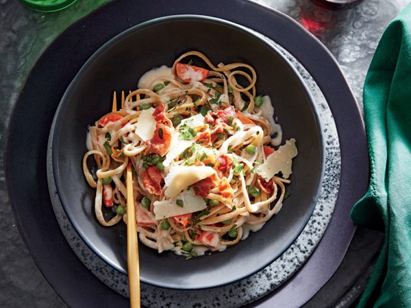 Creamy linguine with peas, carrots, and prosciutto