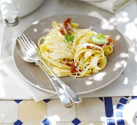 Creamy linguine with prosciutto & lemon