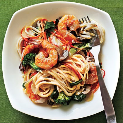Creamy linguine with shrimp and veggies