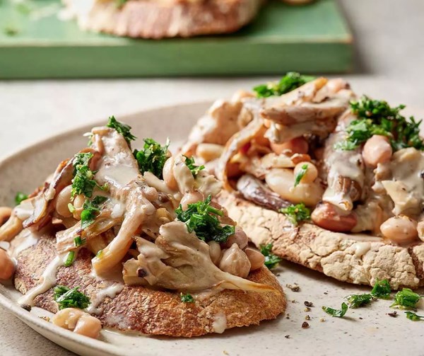 Creamy mushrooms & beans on toast