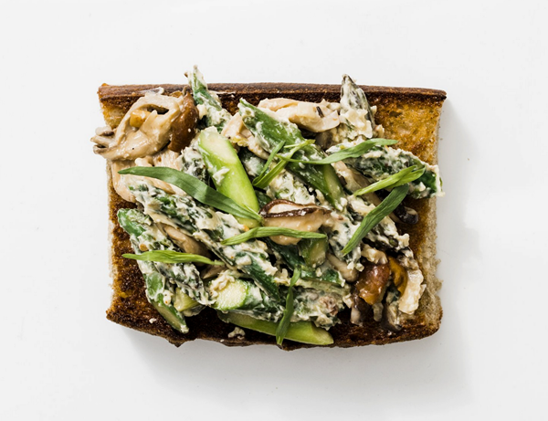 Creamy mushrooms and asparagus on toast