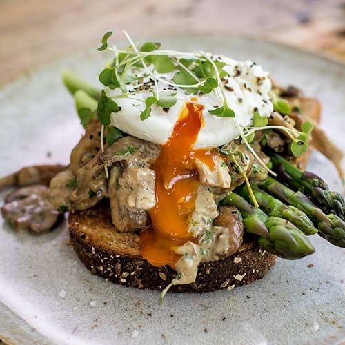 Creamy mushrooms, poached egg and asparagus