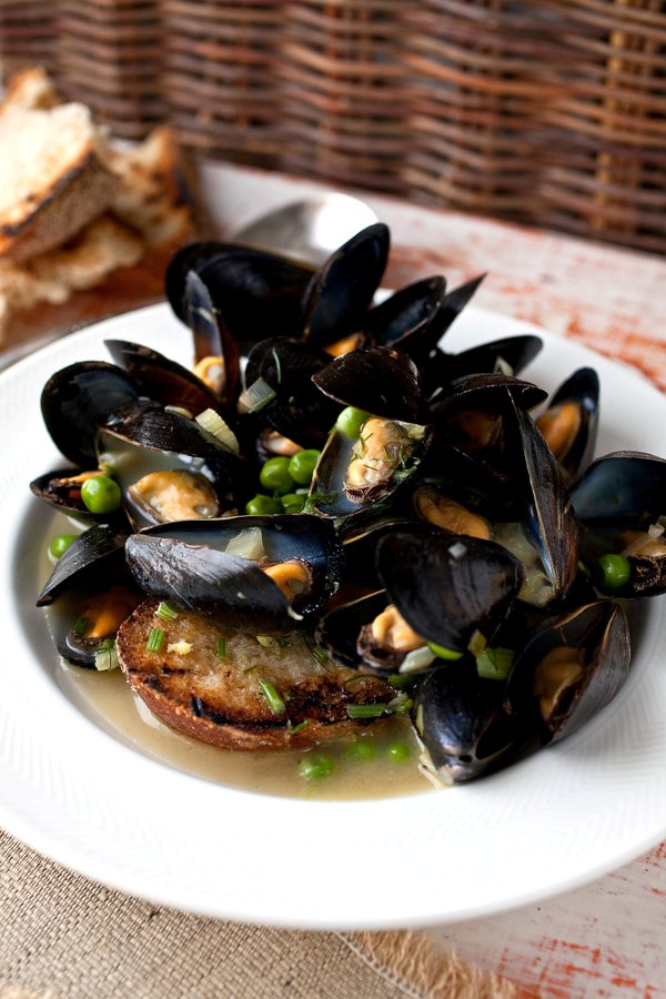 Creamy mussel stew with peas, fennel and lemon