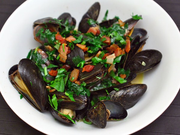 Creamy mussels with smoky bacon and hard cider