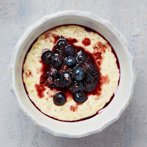 Creamy oats with macerated blueberries