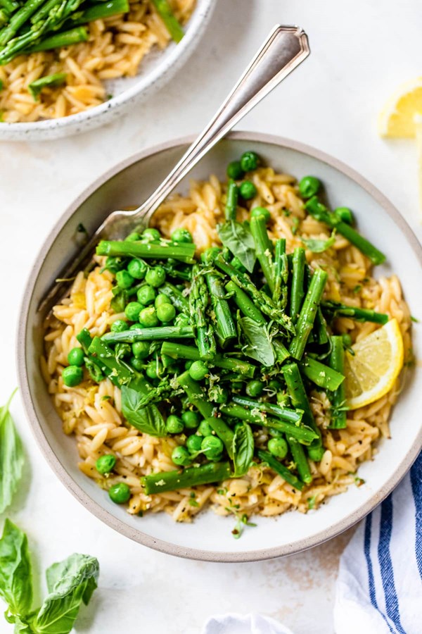 Creamy orzo with asparagus and peas