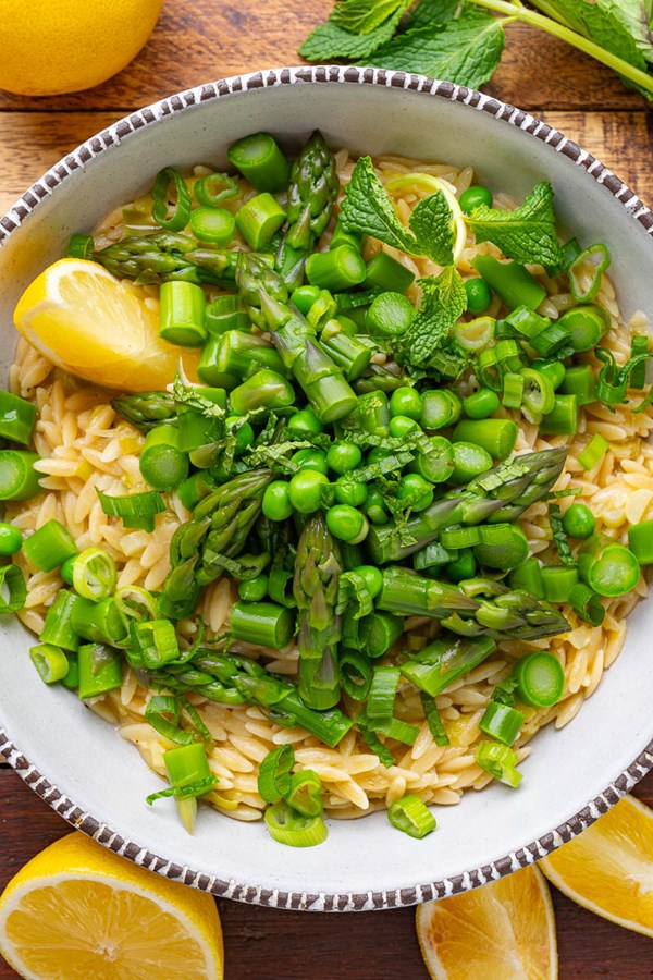 Creamy orzo with asparagus and peas