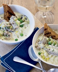 Creamy oyster stew with fennel and brown bread toasts