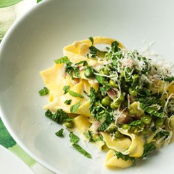 Creamy pappardelle with peas, pancetta and mint