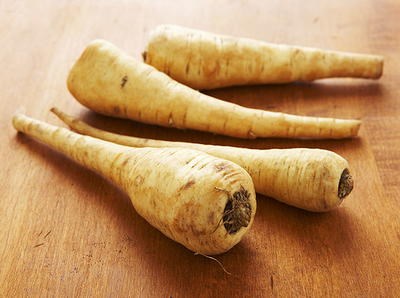 Creamy parsnip hummus with parsley