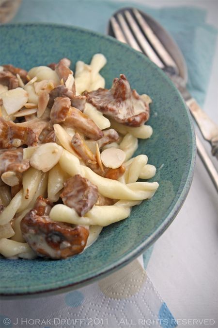 Creamy pasta with chanterelles and toasted almonds