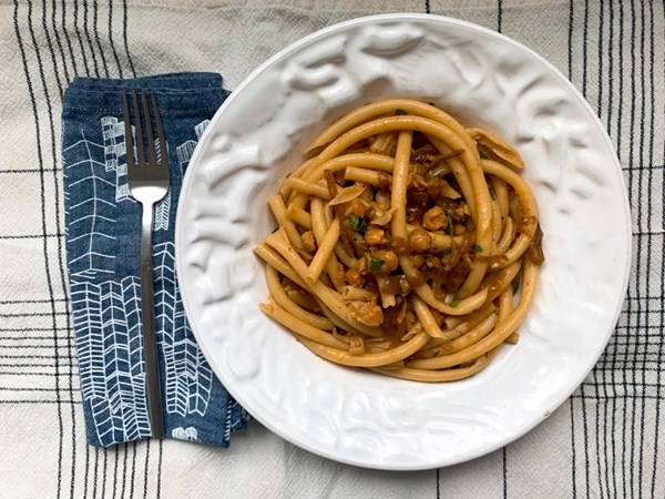 Creamy pasta with chickpea crumble 