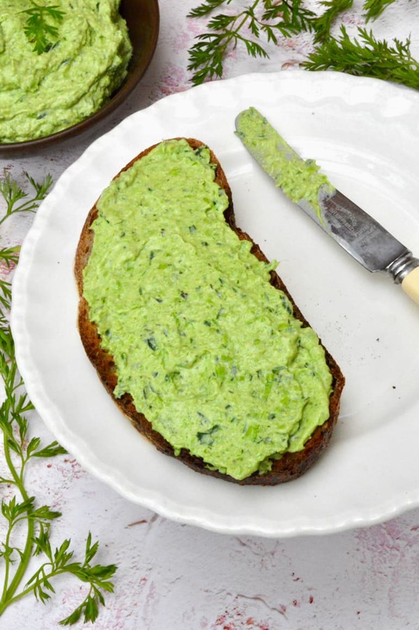 Creamy pea dip with herbs