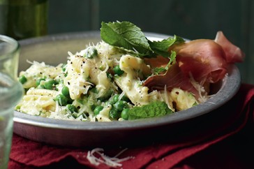 Creamy pea, mint & prosciutto pasta