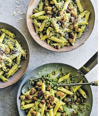 Creamy pea pasta with crispy garlic sausage